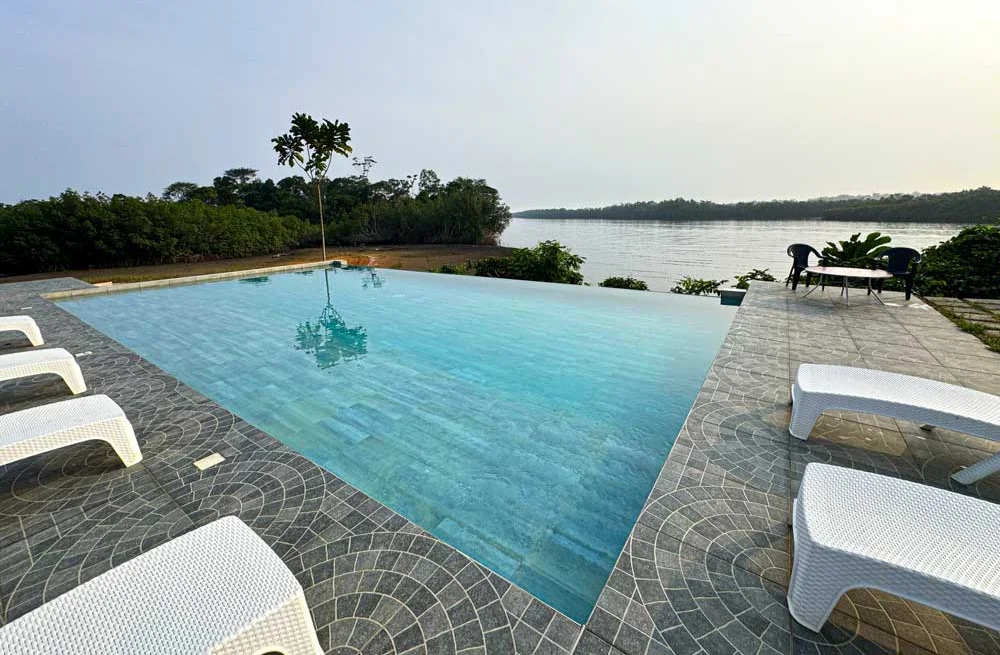 La piscine de Ndossi dans son jardin
