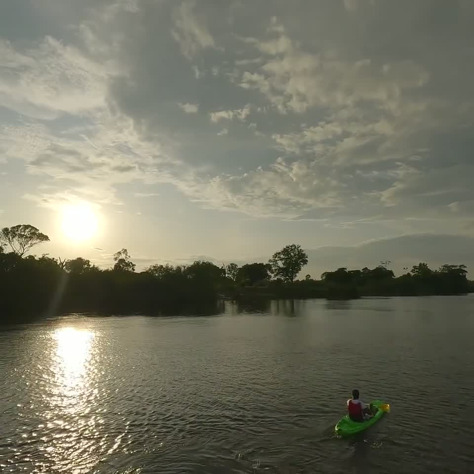 La rivière Tsini bordée de mangroves à Ndossi